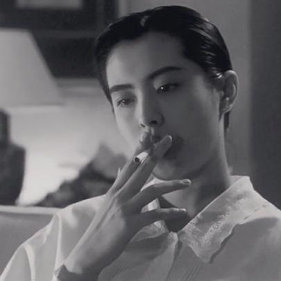 总不能还没努力就向生活妥协吧 具有年代感的微信香港风女生头像