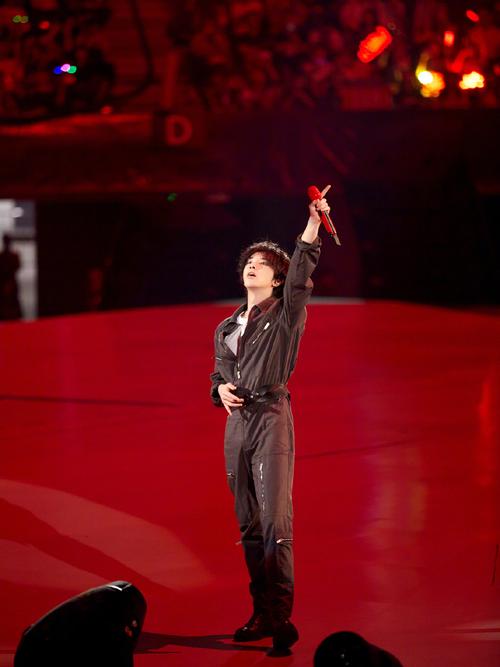 华晨宇再度挑战一身黑造型,只是搭配连体裤,居然更有禁欲气质?