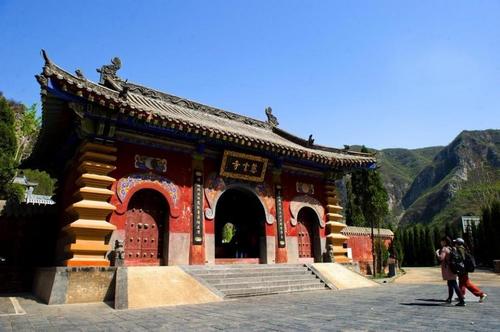 在巩义市中南部的青龙山上藏着一座古老的寺庙——慈云寺.