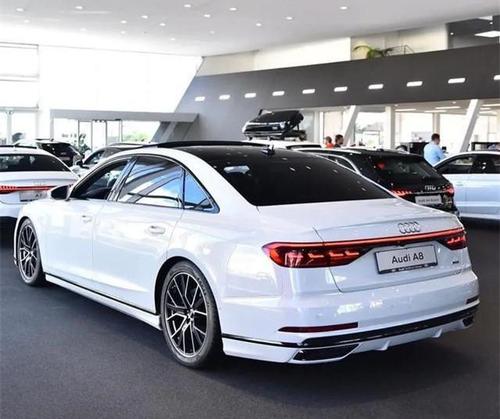 奥迪新款a8实拍,白色运动气息更浓郁,搭3.0t 48v轻混