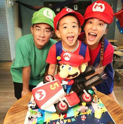 陈小春晒一家四口合照小儿子正脸呆萌可爱鼻子长得更像妈妈