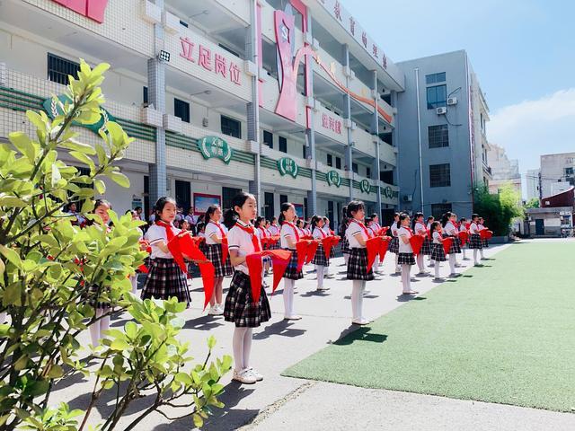 洛阳市涧西区青岛路小学246名学生光荣加入少先队
