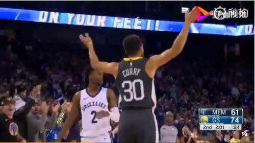 郭艾伦进球后庆祝动作对比库里三分庆祝手势图