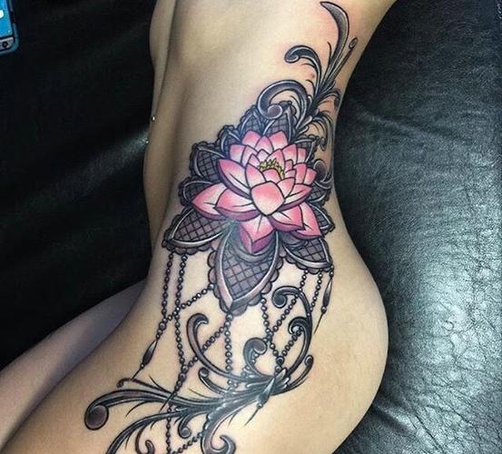 中国传统侧腰部莲花纹身图案