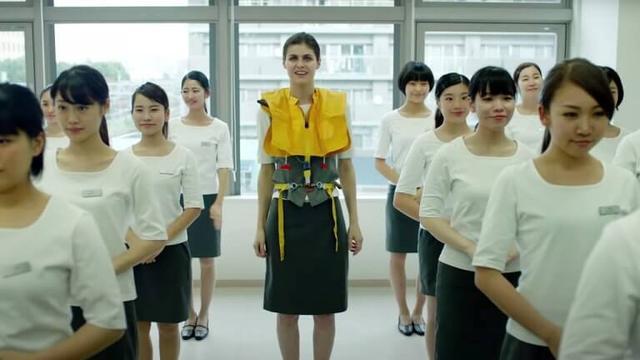 「影评」《我非笼鸟》:欲望与迷失,人在他乡的寂寞