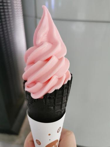 全家草莓味甜筒