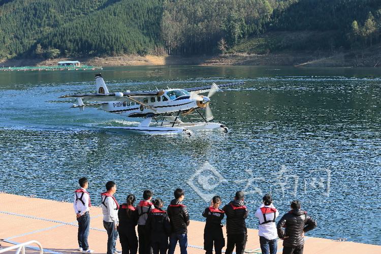云南罗平水上飞机首飞成功 低空观光新体验