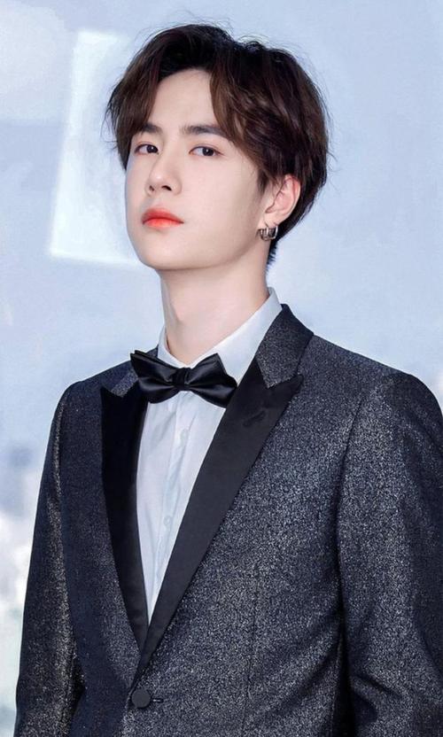 王一博的凡尔赛,西服照片帅炸了!