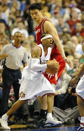 图文-[nba]小个子大个子 姚明与艾弗森的有趣对抗