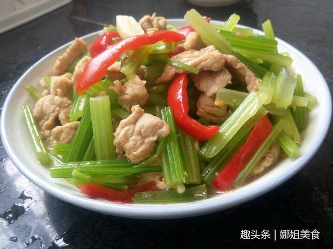 芹菜最好吃的做法,每次做两盘,我一个人就可以吃掉一大盘!
