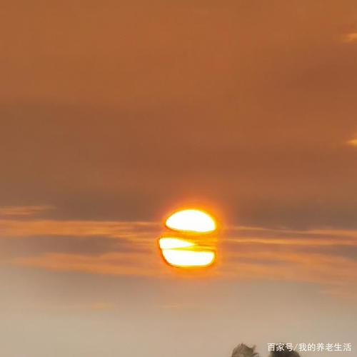 射向大地,并且洒满整个大地,从此,天亮了,万物苏醒,他们向着太阳唱起