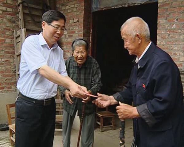 颍东区委书记顾恒中到正午镇慰问困难党员