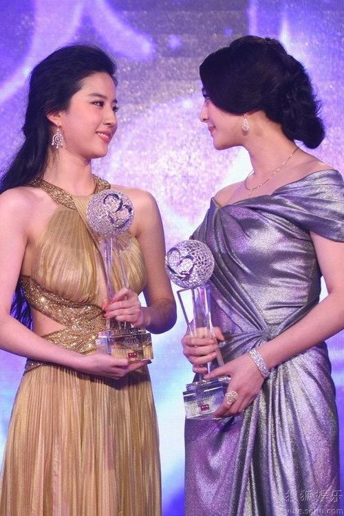 别再黑范冰冰了,刘亦菲拿的东京电影节影后和她不是一