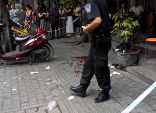 成都街头发生砍人事件 目击者称有人受伤