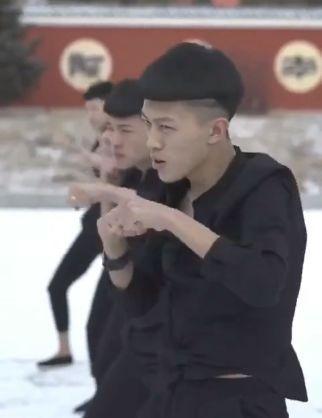 一个牌牌琦倒下,千万种社会摇站起来了