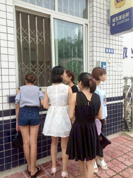 乐至警方24日通报:"扒衣拍照"5施暴女孩3人被行政拘留2人批评教育