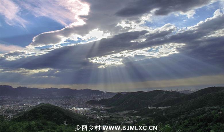 万丈光芒普照大地