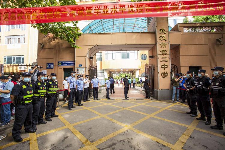 武汉二中,警察给考生送鲜花鼓励.城市摄影队 李家荣 摄