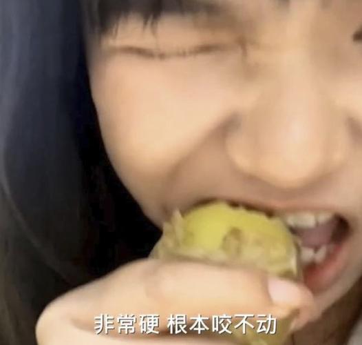 《长津湖》小姑娘自制冻土豆,完全咬不动,吃到后面很心酸