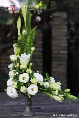 宜陈设在室内转角靠墙处,穗状花序对于l型插花的构成往往起重要作用