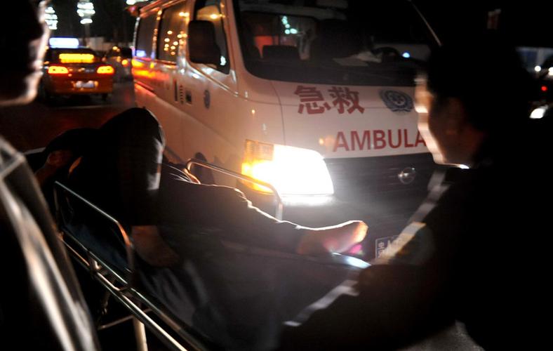 9月18日,贵阳,事故现场,医护人员将伤者送上急救车.