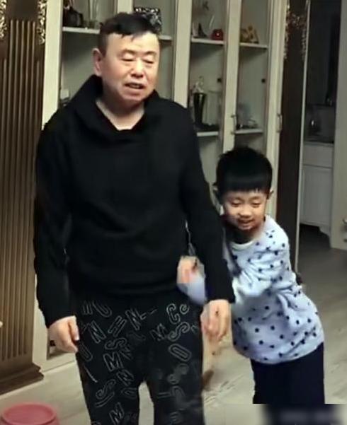 潘长江外孙格外搞笑,遗传到外公的喜剧天赋,连动作几乎都一样