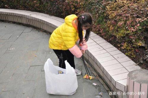 小男孩捡垃圾攒下1万存款,网友使劲鼓掌,你会支持孩子