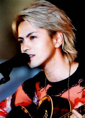 日本彩虹乐队主唱hyde,大家觉得此人的颜值算不算亚洲