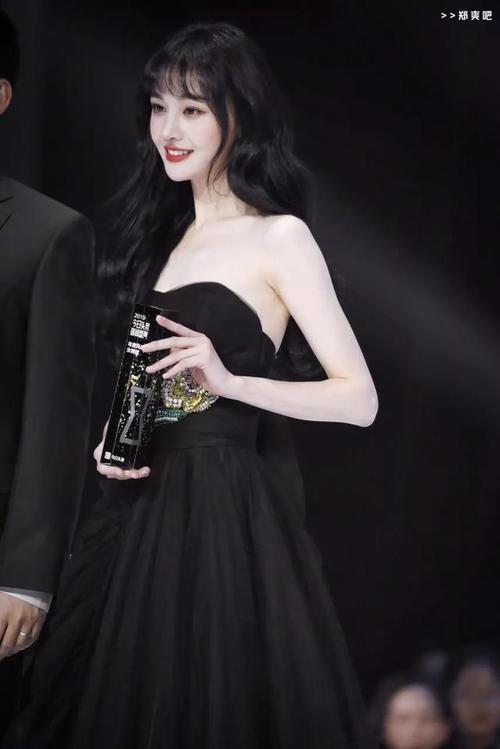 郑爽不愧为清纯代言人,一身黑色抹胸小礼服,肤白貌美清纯甜美