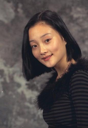 原创李小璐17岁旧照,穿黑色针织衫配牛仔裤,婴儿肥的脸更可爱