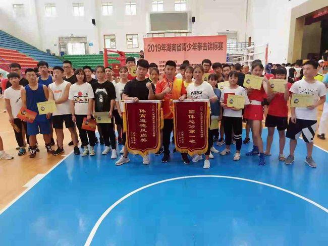 唐斌教练带领健儿们满怀胜利的喜悦向董事长肖智勇,向全校师生员工,向