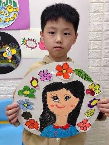 少儿创意美术《妈妈的画像》母亲节主题_创意美术_母亲节去哪玩_少儿