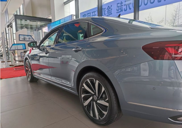 2022款大众帕萨特实车到店,运动外观 贯穿尾灯,或16.