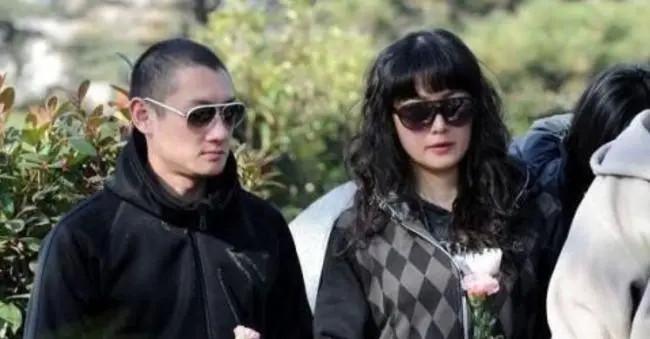 2009年李钰的葬礼上,汪雨手捧白玫瑰泣涕涟涟:此生不再相见