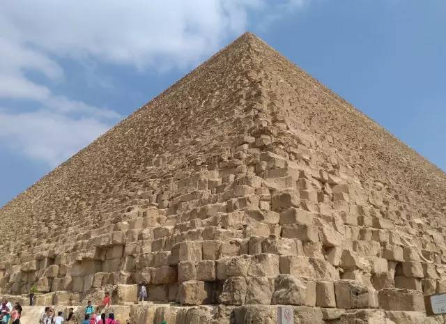 理由嘛,因为胡夫金字塔是最出名的大金字塔,看它等于看了其他所有.