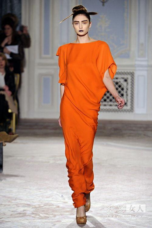 轻熟女最爱 伦敦时装周上演冰雪女王印花秀