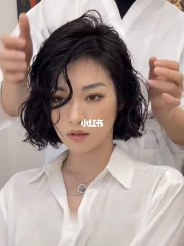女生短发烫发
