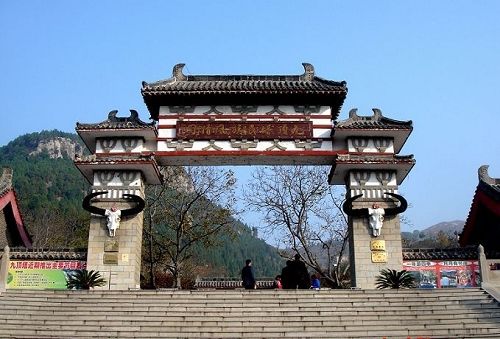 景色迷人,风情万种的九顶塔民族风情园位于济南市历城区柳埠镇,距