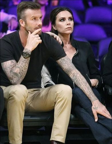 贝克汉姆和妻子看秀,时而窃窃私语时而四目对望,花式秀恩爱