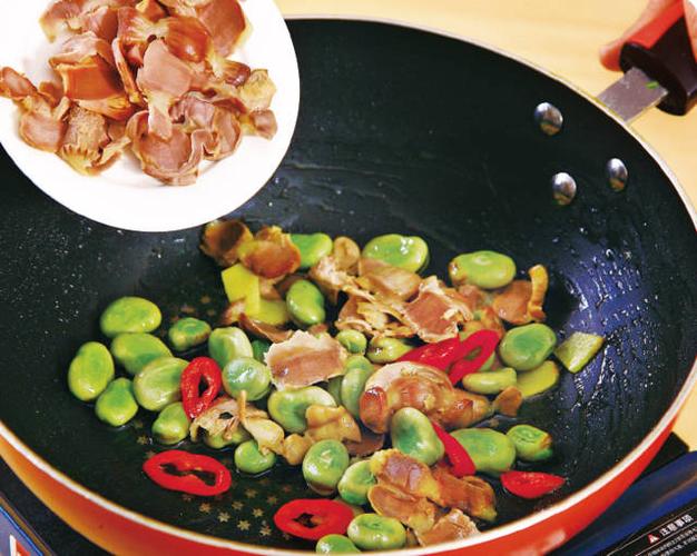 蚕豆爆鸡胗红绿相间,略带卤香,快来学学吧