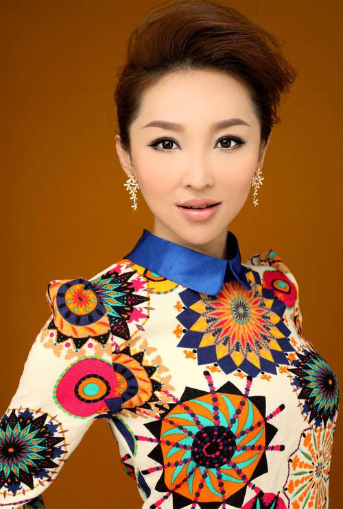  p>王芳,出生于辽宁省辽阳市,中国内地民族唱法歌唱演员,毕业于沈阳