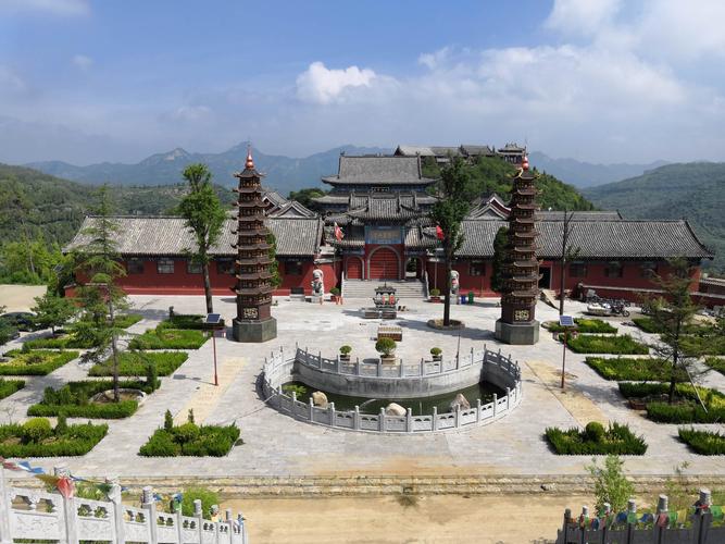 八宝灵山寺门前广场.