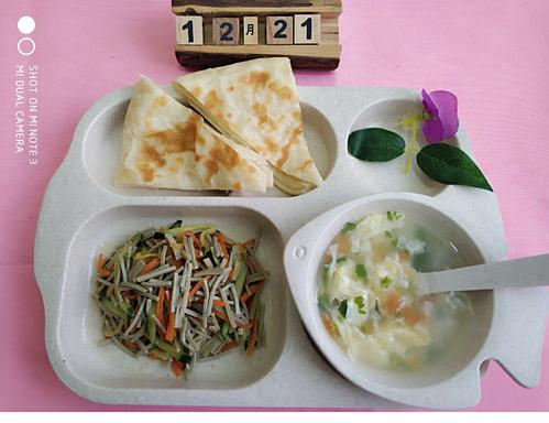 早餐: 家常饼   炒五香豆腐丝   西红柿鸡蛋疙瘩汤