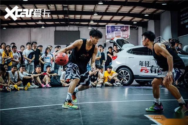 在最终的北京终极对决中,"头盔哥"郝天佶战胜"绝杀王"杨廷庆,勇夺