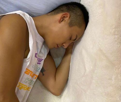 陈伟霆晒腹肌照大撩粉丝,文案更让人不淡定,评论区直接炸锅了
