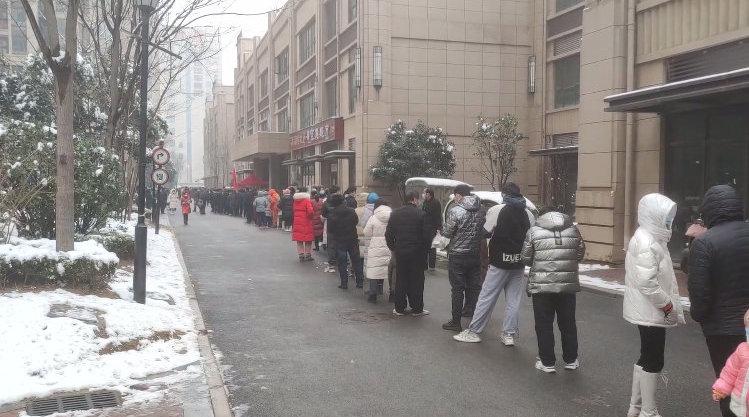 郑州市域开展全员核酸检测 :市民排队做核酸,6座地铁站已临时关闭