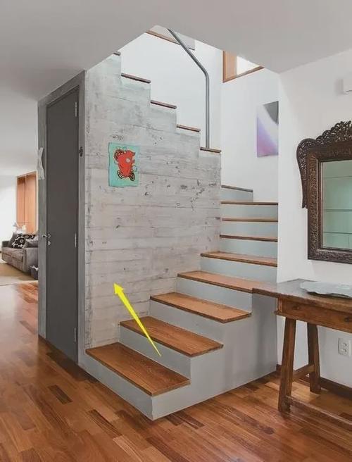 邻居家的楼梯只做一半,完工居然多出一个储物间,厉害