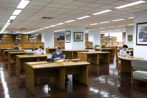 上海图书馆阅览室重新开放 间隔坐秩序井然