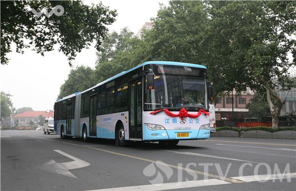 【组图】"巨无霸"公交车亮相南京街头(组图)