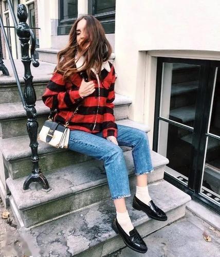 乐福鞋搭配袜子, 会更有学院风的感觉, 搭配纯白或者纯黑的袜子比较